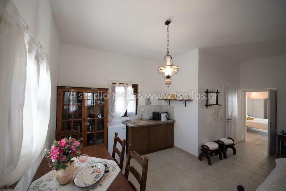 Charouda Stone Tower Apartment Pyrgos Dirou Exterior photo